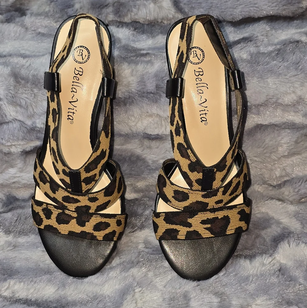 🐆 Bella Vita Jodi Stretch Sandals Leopard Print Size 6‎ New W/ Stickers Attched